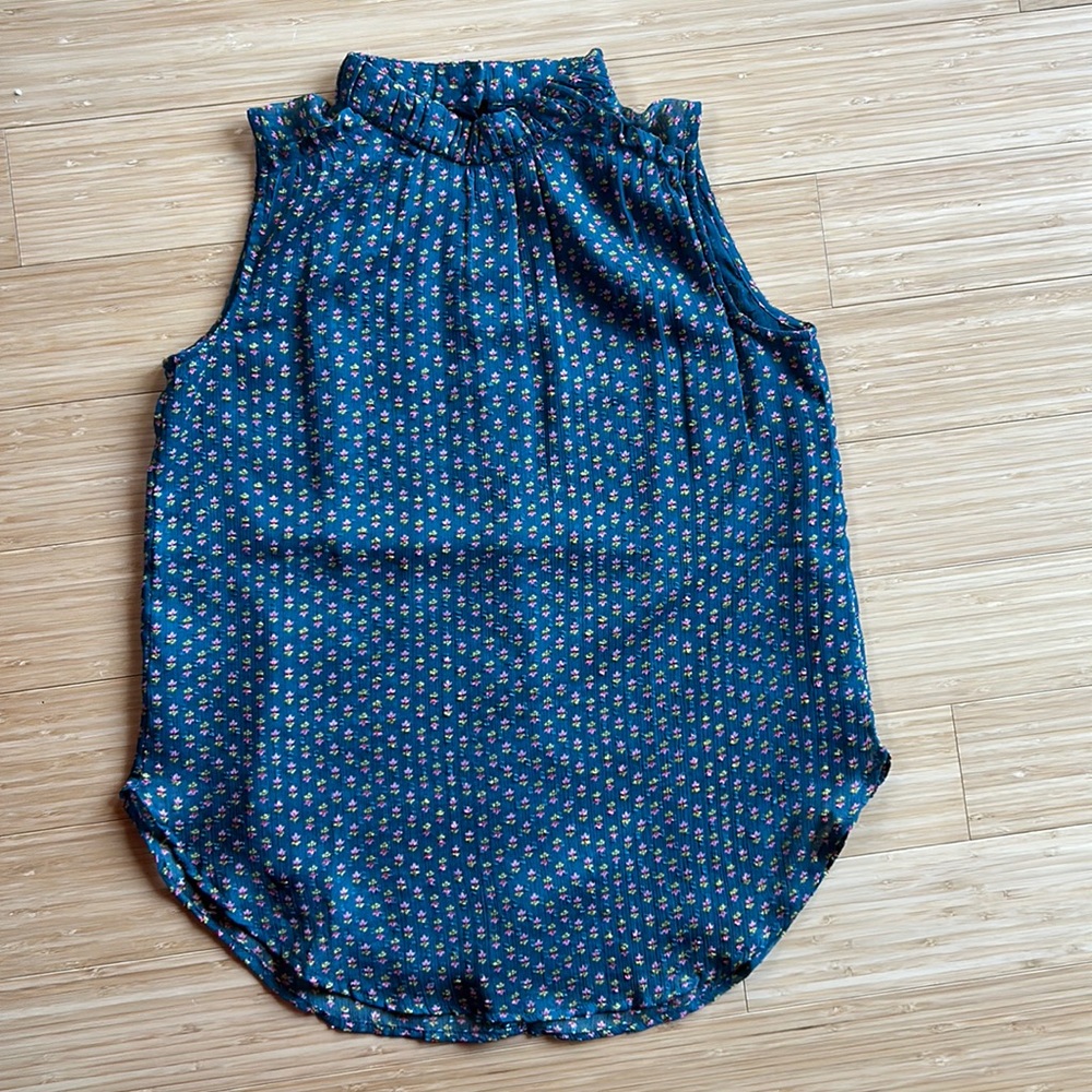 Ann Taylor Loft sleeveless top, dark green with pink flower pattern. Size XS